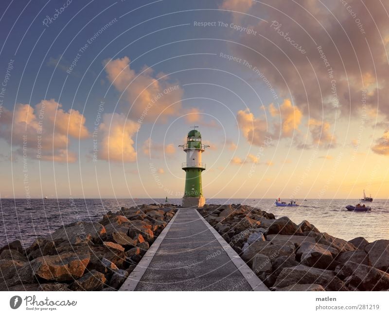 morgens Landschaft Himmel Wolken Sommer Schönes Wetter Küste Ostsee Leuchtturm Verkehrswege Schifffahrt Bootsfahrt Hafen blau braun auslaufen Mole Farbfoto