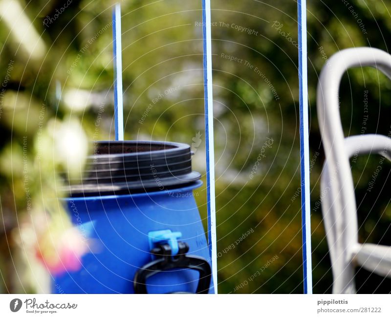 Blaue Tonne Design Angeln Garten Wasserkraftwerk Sommer Balkon beobachten blau grün Farbfoto mehrfarbig Außenaufnahme Nahaufnahme Detailaufnahme Makroaufnahme