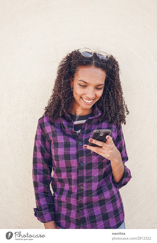 Junge Freizeitfrau mit Smartphone Arbeit & Erwerbstätigkeit Telefon Handy PDA Technik & Technologie Unterhaltungselektronik Telekommunikation Internet Mensch