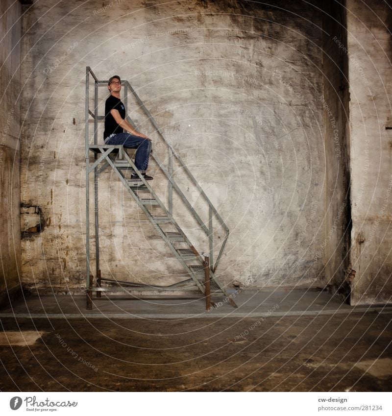 Ich sitz' ganz oben auf der Leiter Mensch maskulin Junger Mann Jugendliche Erwachsene 1 18-30 Jahre Industrieanlage Fabrik Ruine Mauer Wand Treppe Fassade