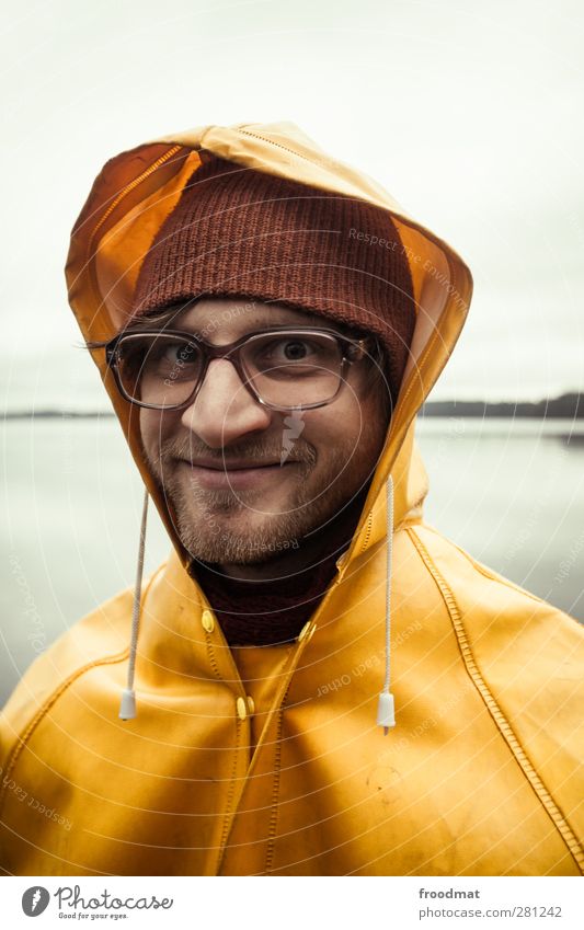 rainman maskulin Junger Mann Jugendliche Erwachsene 1 Mensch Wasser Herbst Winter Wetter schlechtes Wetter Wind Regen See Schutzbekleidung Brille Mütze brünett