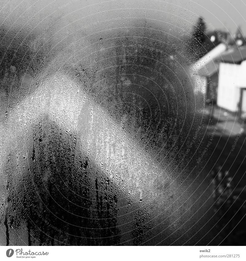 Quartier Wassertropfen Dorf bevölkert Haus Mauer Wand Fenster Dach Fensterscheibe diffus Dachgiebel nass ruhig Zeit Vergänglichkeit Schwarzweißfoto