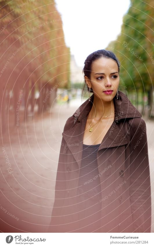 Femme française. Reichtum elegant Stil schön feminin Junge Frau Jugendliche Erwachsene 1 Mensch 18-30 Jahre Wege & Pfade Natur Jardin des Tuileries Paris Garten