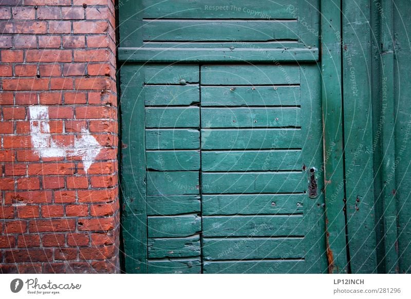 The Doors XIV Haus Lüneburg Altstadt Mauer Wand Fassade Tür Backstein Zeichen dreckig Neugier Stadt rot Häusliches Leben Pfeil Holztür Tor Eingang Eingangstür