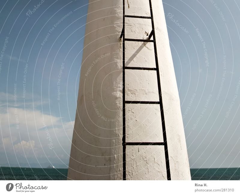 Leiter Himmel Wolken Horizont Sommer Meer Turm hell hoch blau weiß Karriere anstrengen Leitersprosse Farbfoto Außenaufnahme Menschenleer Textfreiraum links