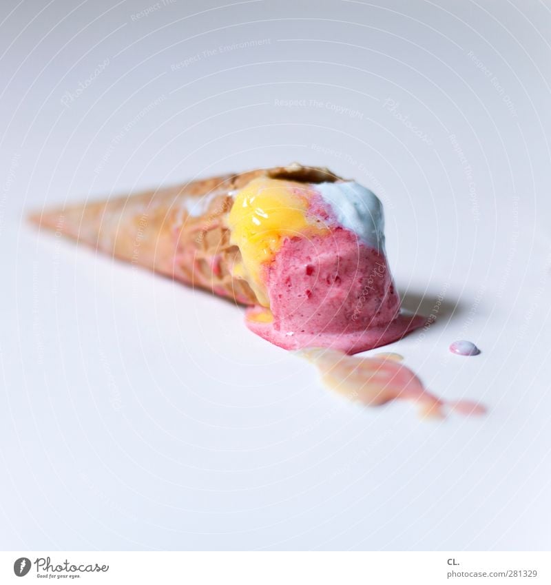 eis am boden Lebensmittel Dessert Speiseeis Ernährung Essen Diät genießen kalt lecker süß blau gelb rosa rot Reinlichkeit Sauberkeit Genusssucht Missgeschick