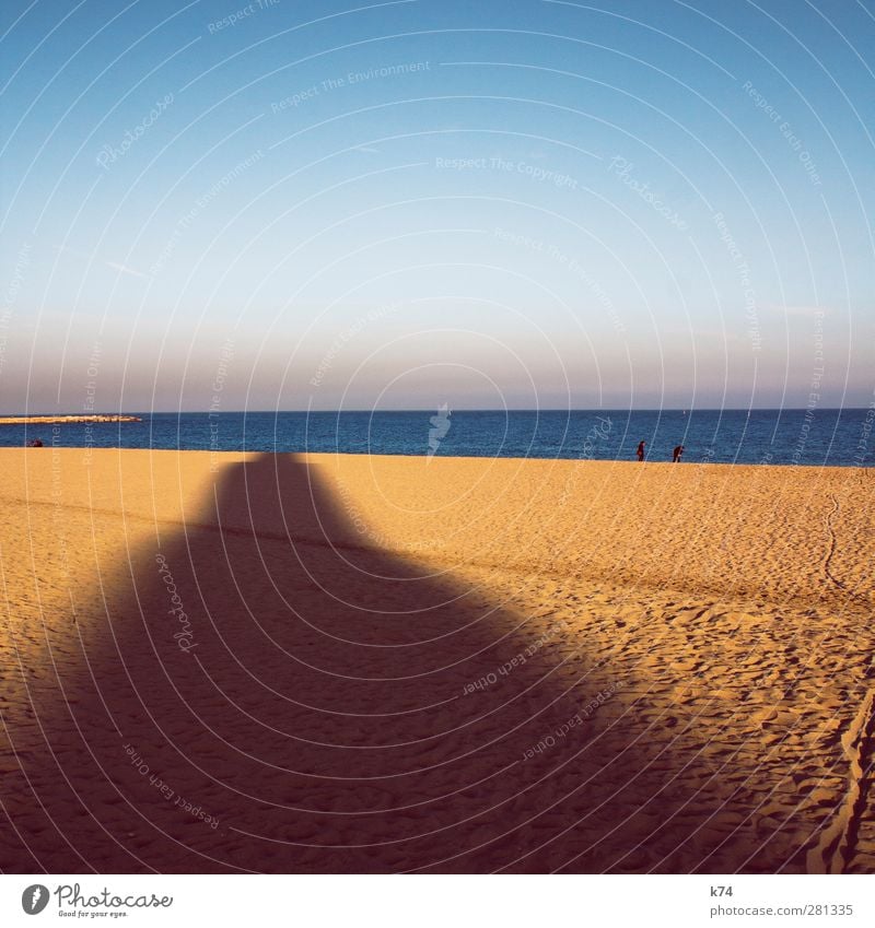 Hochhaus-Schatten geht baden Mensch Umwelt Natur Landschaft Urelemente Sand Wasser Himmel Wolkenloser Himmel Sommer Schönes Wetter Küste Strand Meer blau gelb