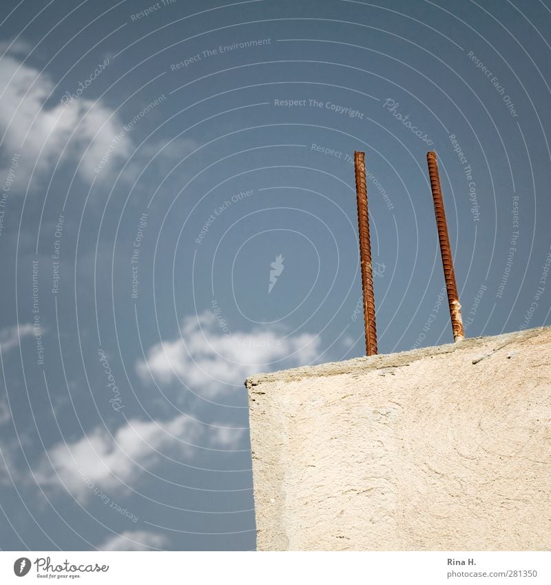 Zukunft Himmel Wolken Mauer Wand hoch blau weiß Hoffnung planen Baustelle Rost Eisenstangen Vorsorge bauen Gedeckte Farben Außenaufnahme Detailaufnahme