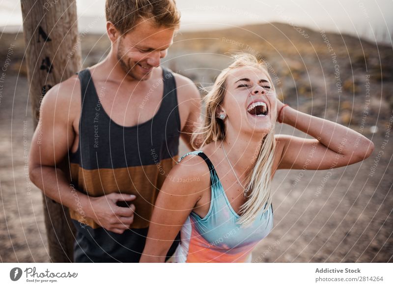 Ein fröhliches Paar, das Spaß hat. lachen heiter Strandbekleidung Mensch Liebe Fröhlichkeit Freude Genuss Jugendliche Lächeln Partnerschaft Romantik