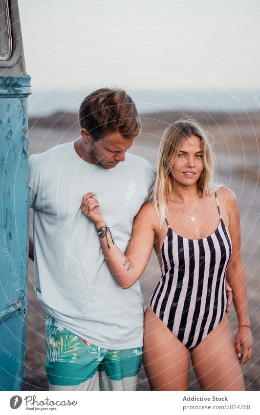 Junges Paar am Strand Strandbekleidung Blick in die Kamera Liebe Meer Mann Frau Ferien & Urlaub & Reisen Glück Bikini Badebekleidung Jugendliche Küste