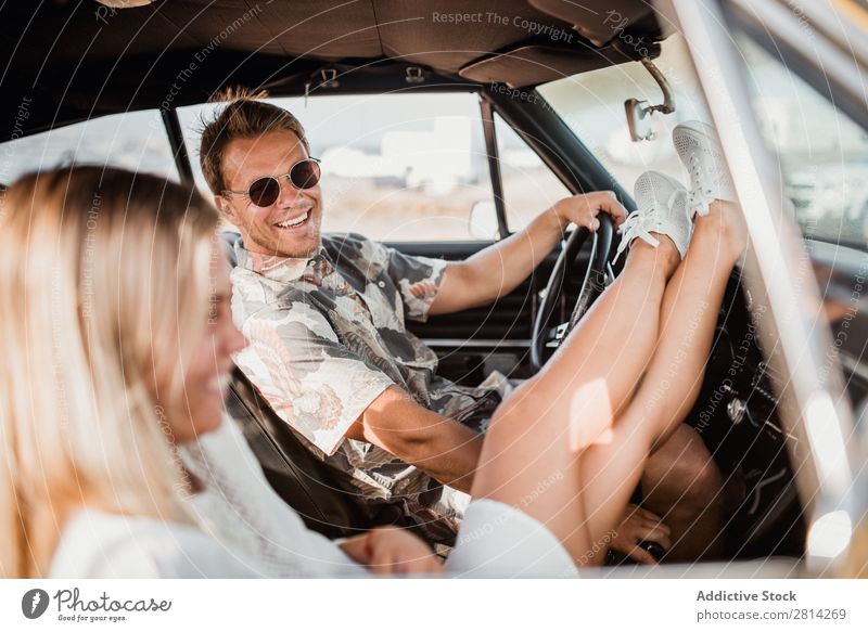 Lächelndes Paar im Auto PKW Liebe Sonnenbrille Blick in die Kamera sitzen Freude Glück heiter Coolness Stil trendy Fahrzeug Mann Frau Lifestyle Zusammensein