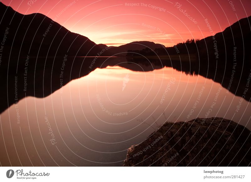 Schöner Sonnenuntergang bei Buttermere Natur Landschaft Wasser Himmel Nachthimmel Sonnenaufgang Sonnenlicht Sommer Schönes Wetter Seeufer schön Symmetrie