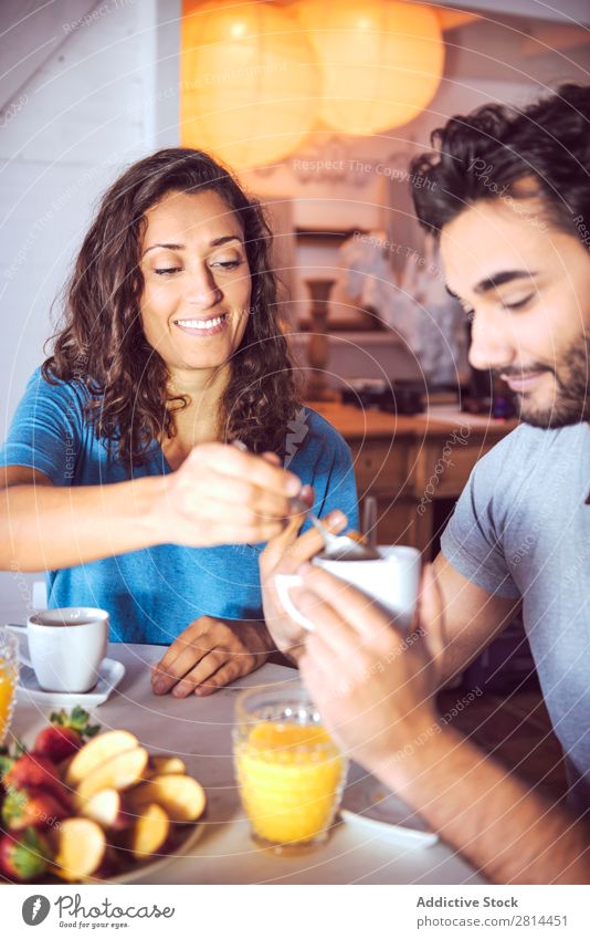 Glückliches Paar beim gemeinsamen Frühstücken heimwärts Jugendliche Grapefruit 2 Mann lässig Mensch Leben Frau Erwachsene Mädchen Ehemann speisend Brot