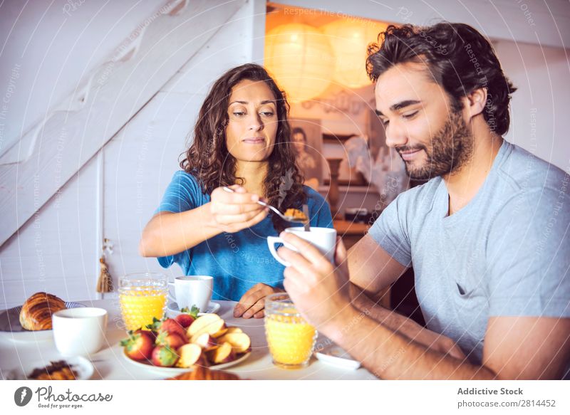 Glückliches Paar beim gemeinsamen Frühstücken heimwärts Jugendliche Grapefruit 2 Mann lässig Mensch Leben Frau Erwachsene Mädchen Ehemann speisend Brot