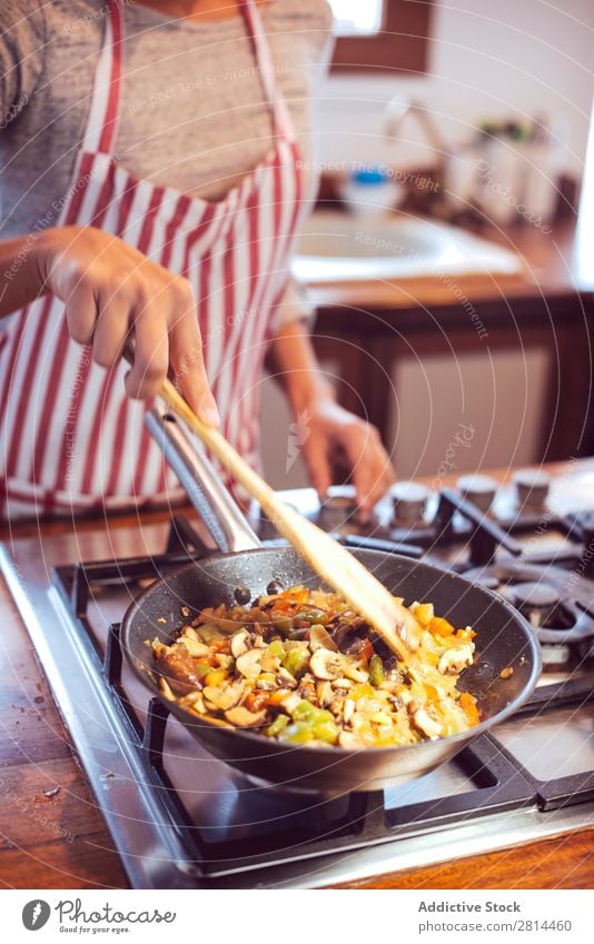 Junges Paar beim Kochen. Mann und Frau in der Küche kochen & garen heimwärts Abendessen Jugendliche Essen Ehefrau Erwachsene Lächeln Innenarchitektur Ehemann