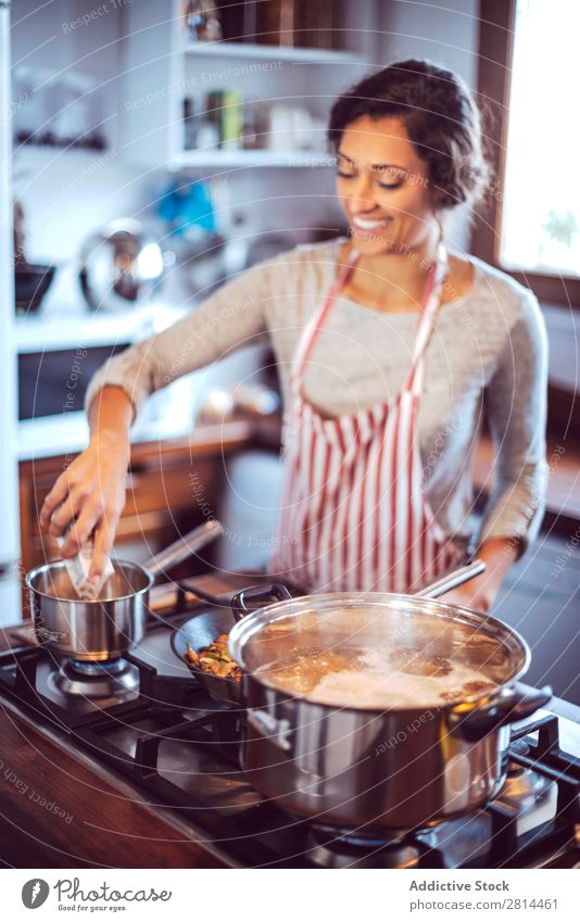 Junges Paar beim Kochen. Mann und Frau in der Küche kochen & garen heimwärts Abendessen Jugendliche Essen Ehefrau Erwachsene Lächeln Innenarchitektur Ehemann