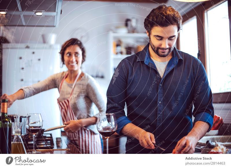 Junges Paar beim Kochen. Mann und Frau in der Küche kochen & garen heimwärts Abendessen Jugendliche Essen Ehefrau Erwachsene Lächeln Innenarchitektur Ehemann