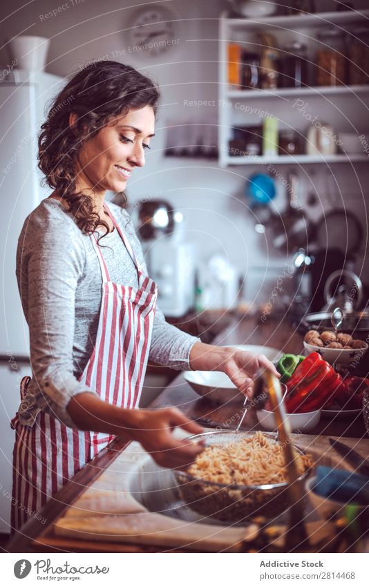 Junges Paar beim Kochen. Mann und Frau in der Küche kochen & garen heimwärts Abendessen Jugendliche Essen Ehefrau Erwachsene Lächeln Innenarchitektur Ehemann