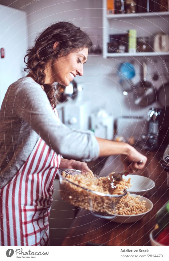 Junges Paar beim Kochen. Mann und Frau in der Küche kochen & garen heimwärts Abendessen Jugendliche Essen Ehefrau Erwachsene Lächeln Innenarchitektur Ehemann