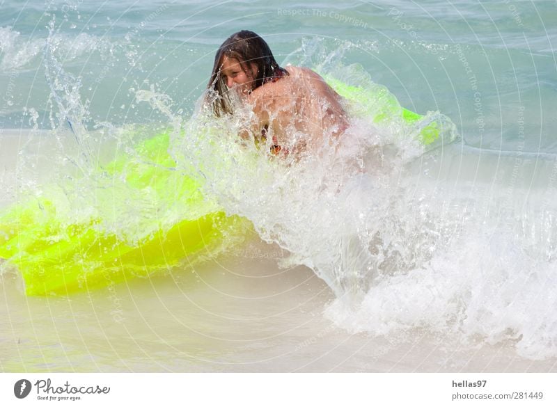 Brandung Freude Leben Schwimmen & Baden Sommerurlaub Sonne Strand Meer Wellen Wassersport Mensch feminin Junge Frau Jugendliche 1 Wassertropfen Sonnenlicht