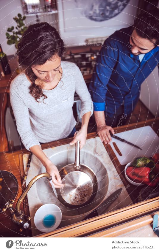 Junges Paar beim Kochen. Mann und Frau in der Küche kochen & garen heimwärts Abendessen Jugendliche Essen Ehefrau Erwachsene Lächeln Innenarchitektur Ehemann