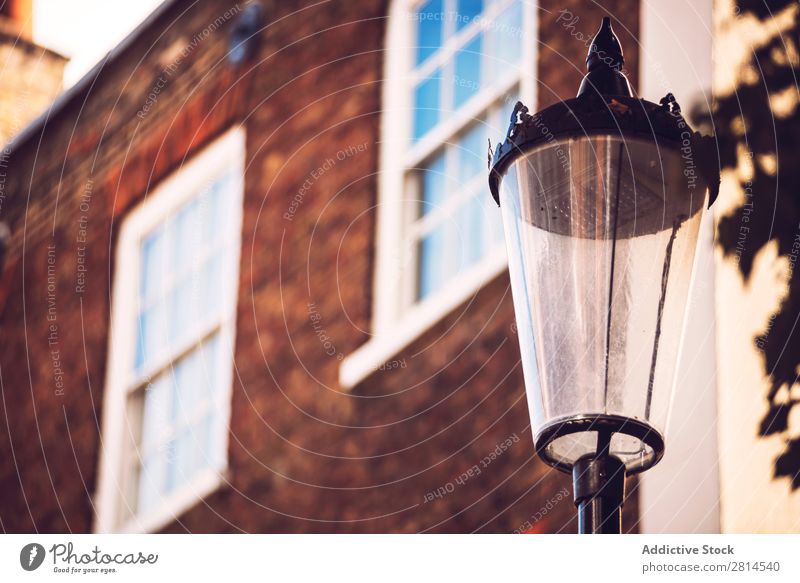 Laternenpfahl über dem Haus. London Lampe Straße England Briten Großstadt Architektur Großbritannien Europa Gebäude altehrwürdig Stadt Licht Straßenlaterne