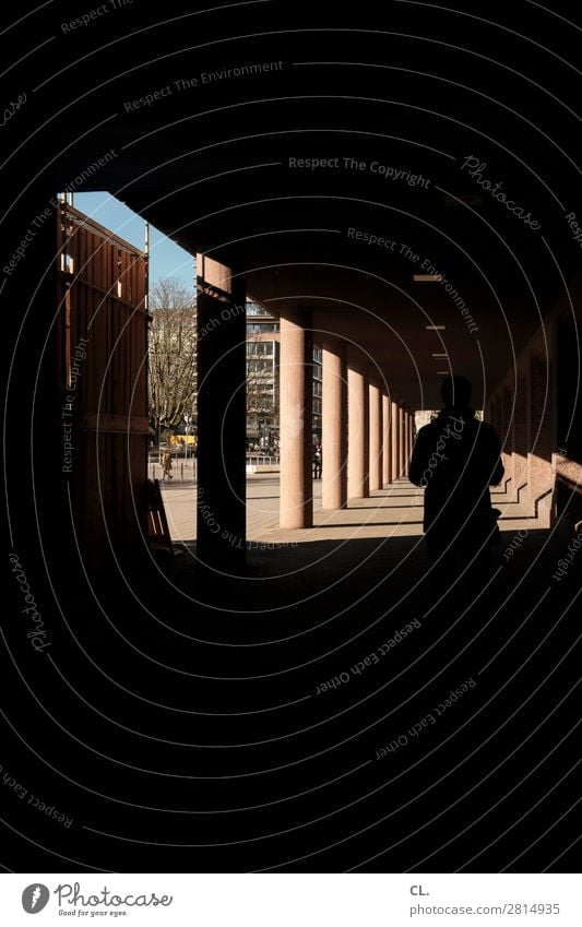 ja hallo Mensch maskulin Mann Erwachsene Leben 1 Schönes Wetter Stadt Gebäude Architektur Mauer Wand Säule Gang ästhetisch dunkel Identität komplex Wege & Pfade