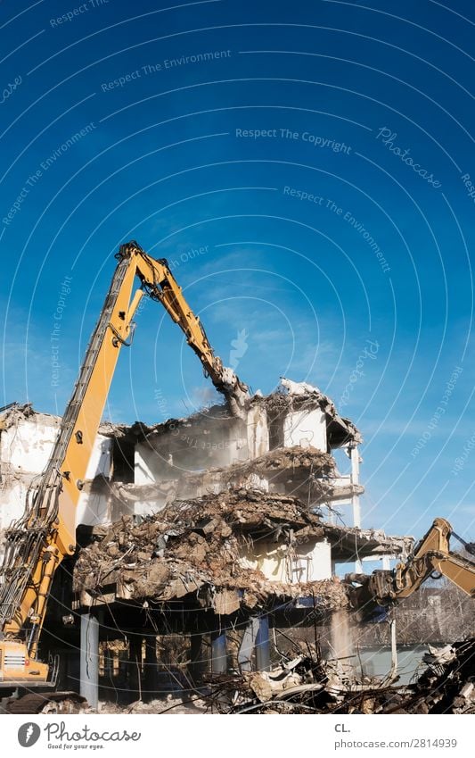 abriss Arbeit & Erwerbstätigkeit Beruf Baustelle Wolkenloser Himmel Schönes Wetter Düsseldorf Stadt Menschenleer Haus Gebäude Mauer Wand Bauschutt Bagger kaputt