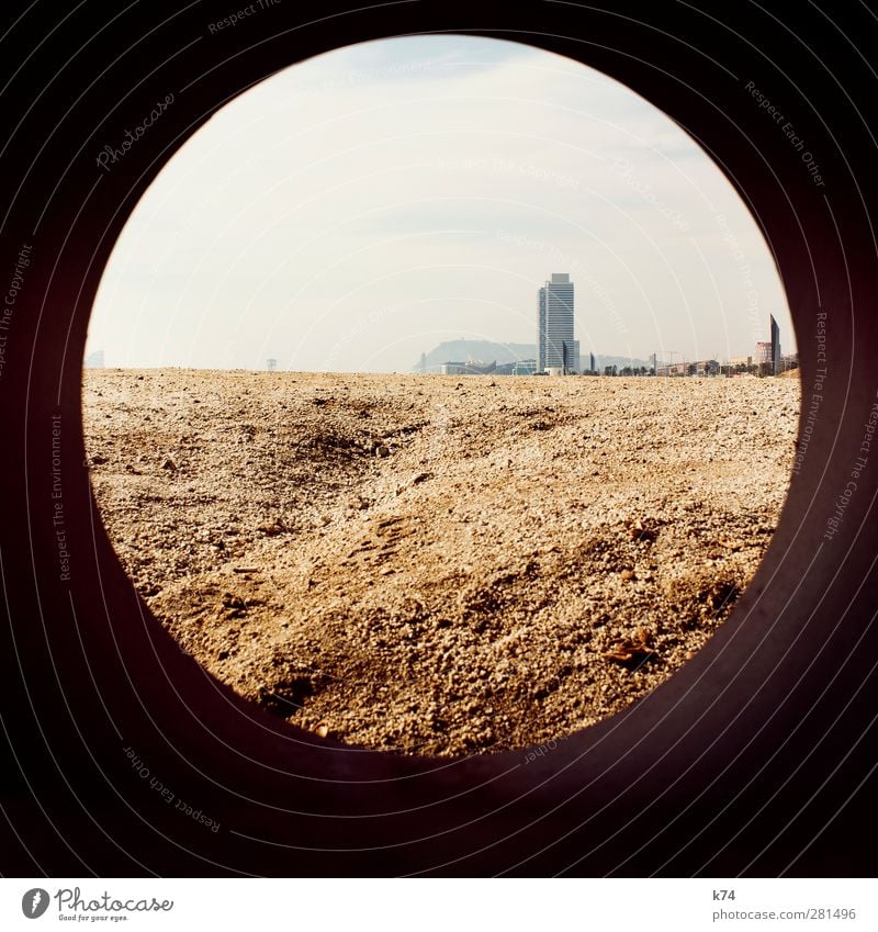 Tunnelblick Himmel Horizont Strand Hafenstadt Menschenleer Hochhaus Fenster rund Perspektive Röhren Bullauge Fensterblick Farbfoto Gedeckte Farben Außenaufnahme