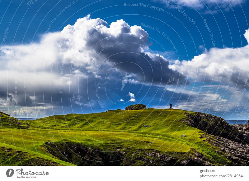 Person an Atlantikküste von Clachtoll Beach in Schottland abgrund Einsamkeit einzeln Atmosphäre clachtoll beach Großbritannien grün Highlands Himmel Klima