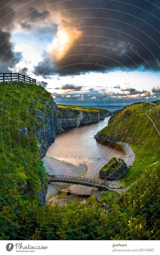 Eingang zur Smoo Cave am Atlantik bei Durness in Schottland Aussicht bonnie prince charly Brücke Schlucht Fluss Großbritannien Highlands Höhle Küste Landschaft