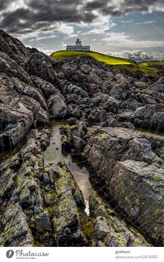 Strathy Point Leuchtturm mit Klippen bei Thurso in Schottland armadale Atlantik dramatisch Felsen Gebäude Vergangenheit Großbritannien Küste Landschaft