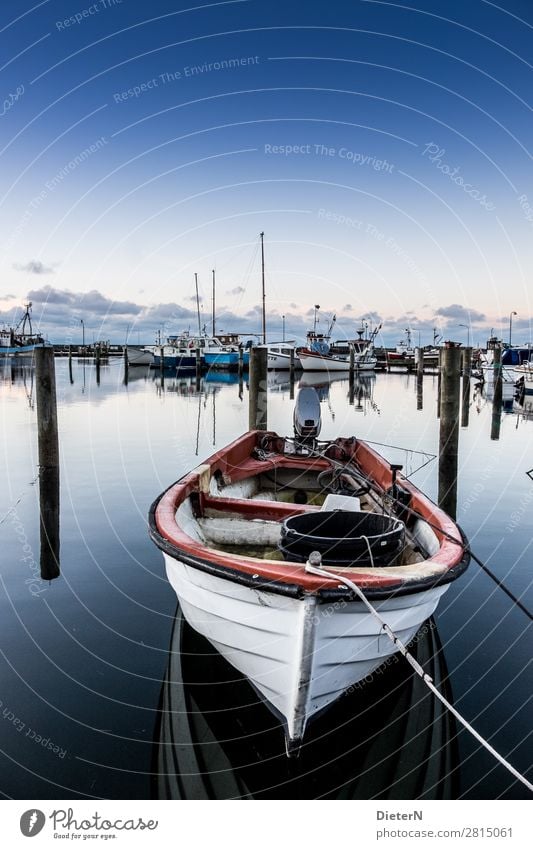 Stille Fischerboot Hafen Seil blau schwarz weiß Holzpfahl Wasser Himmel Farbfoto Gedeckte Farben Außenaufnahme Menschenleer Textfreiraum oben Morgen