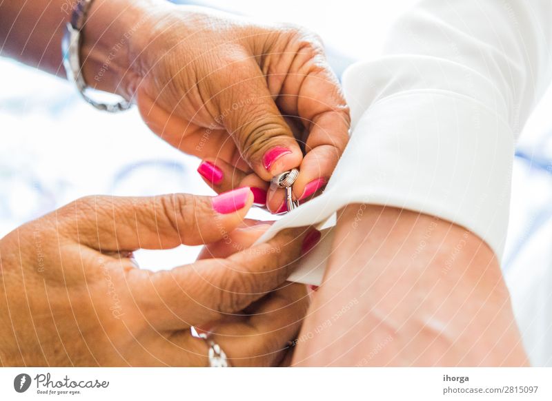 Bräutigam auf der Hochzeit, der Manschettenknöpfe in seinen Hemdmanschetten anzieht. elegant Stil Feste & Feiern Mensch maskulin Mann Erwachsene Hand Finger