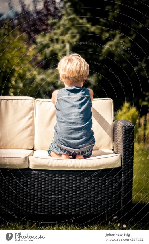 und warten. Freude Sommer Sonne Garten Schwimmbad Kleinkind Wasser Wärme Wiese blau weiÃŸ Junge Hängematte Gartenmöbel jung suess Rückansicht Rücken knien