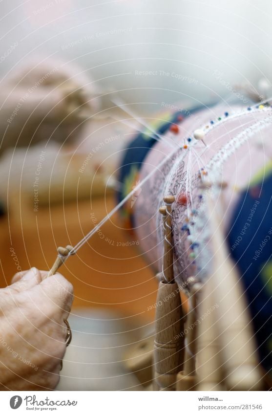 Hände beim Klöppeln Freizeit & Hobby Handarbeit klöppeln Weiblicher Senior Frau geduldig Konzentration Klöppelsack Nähgarn Spitze Klöppelspitze Mensch