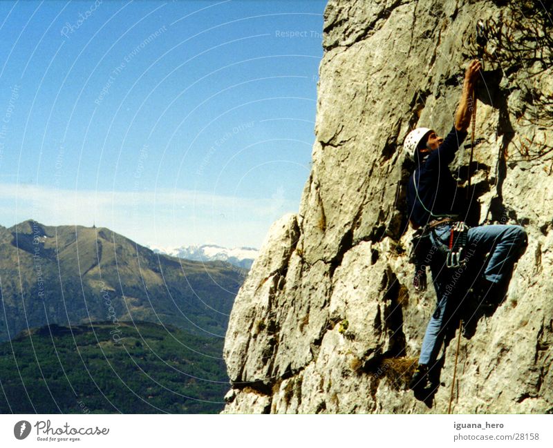 Klettern im Tessin Kanton Tessin Schweiz Bergsteigen Vorstieg retten Extremsport