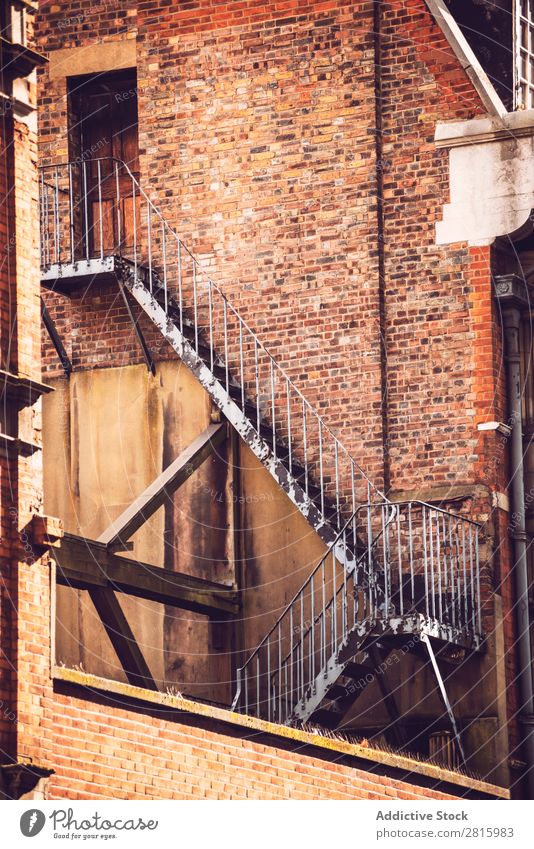 Feuerleiter außerhalb des Altbaus Leiter Architektur London Backstein Wand Gebäude Strukturen & Formen Stadt Außenseite England Großstadt Großbritannien Europa