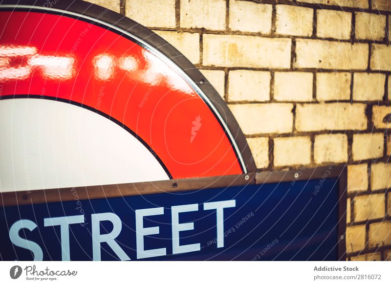 LONDON, GROßBRITANNIEN - 14. OKTOBER 2016: Londoner U-Bahn Zeichen Nahaufnahme Eisenbahn Station Verkehr Bahnsteig Großstadt Stadt Menschenleer Tunnel