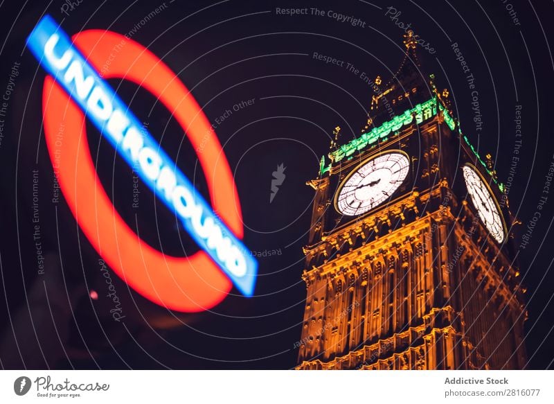 Untergrundschild und Big Ben Tower in London. Horizontaler Außenbereich U-Bahn Turm Denkmal Architektur Zeichen Schreibtisch Station Verkehr Großstadt Stadt