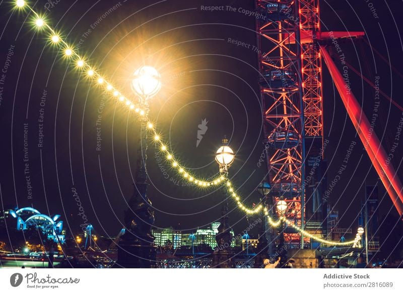 LONDON, GROßBRITANNIEN - 13. OKTOBER 2016: Nachtaufnahme des London Eye in L Licht England Großstadt Tourismus Auge Wahrzeichen Themse Skyline Fluss