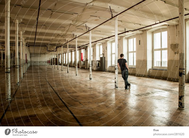 Ruhe Mensch maskulin Mann Erwachsene Körper 1 30-45 Jahre Haus Industrieanlage Fabrik Bauwerk Gebäude Mauer Wand Fenster Dach Blick stehen warten alt Wärme