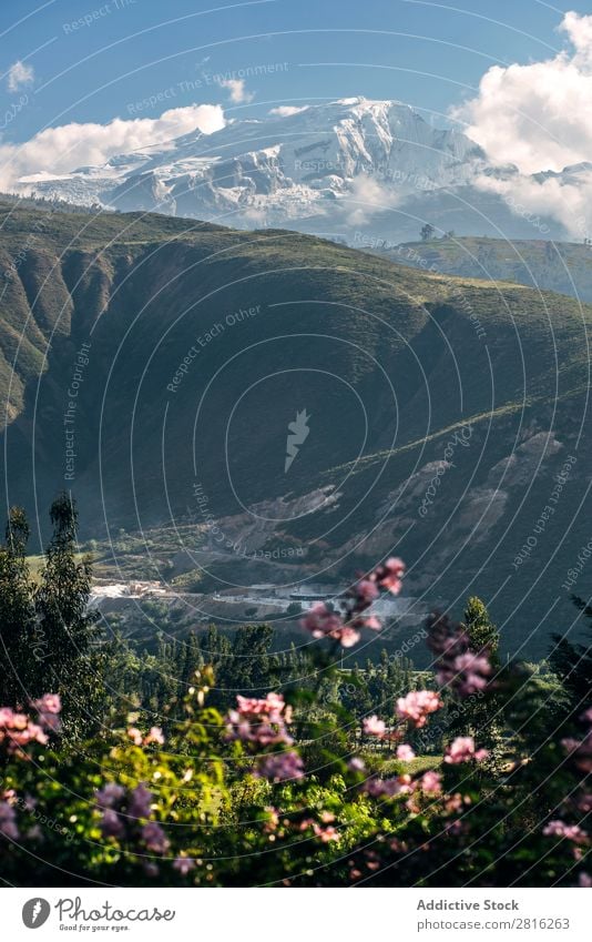 Schöne verschneite Berge in Huaraz, Peru, Südamerika. Kordilleren Bergsteiger Schnee blanca huaraz Außenaufnahme wandern Abenteuer Ausflugsziel weiß