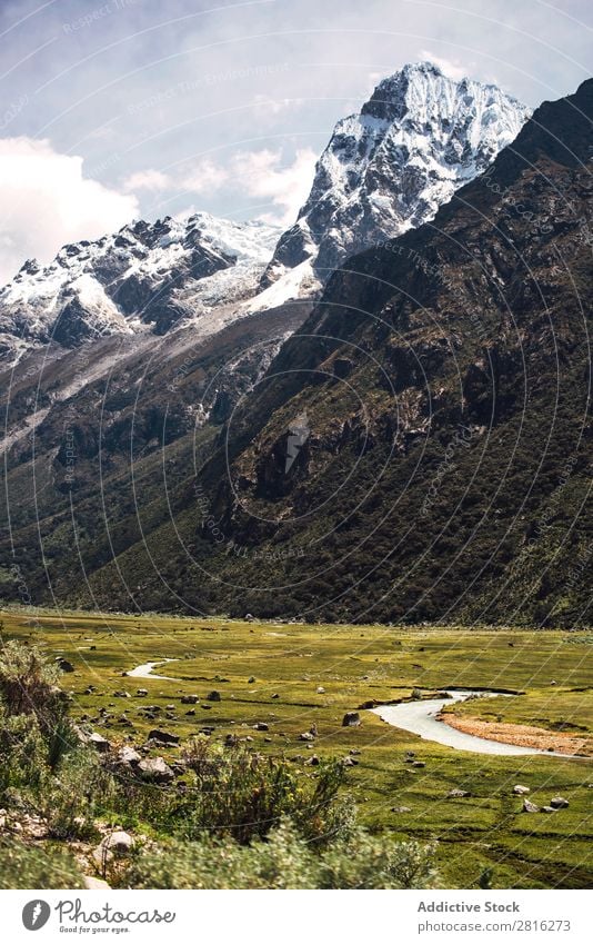 Schöne verschneite Berge in Huaraz, Peru, Südamerika. Kordilleren Bergsteiger Schnee blanca huaraz Außenaufnahme wandern Abenteuer Ausflugsziel weiß