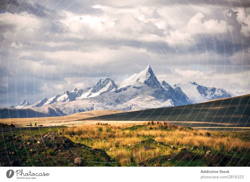 Schöne verschneite Berge in Huaraz, Peru, Südamerika. Kordilleren Bergsteiger Schnee blanca huaraz Außenaufnahme wandern Abenteuer Ausflugsziel weiß