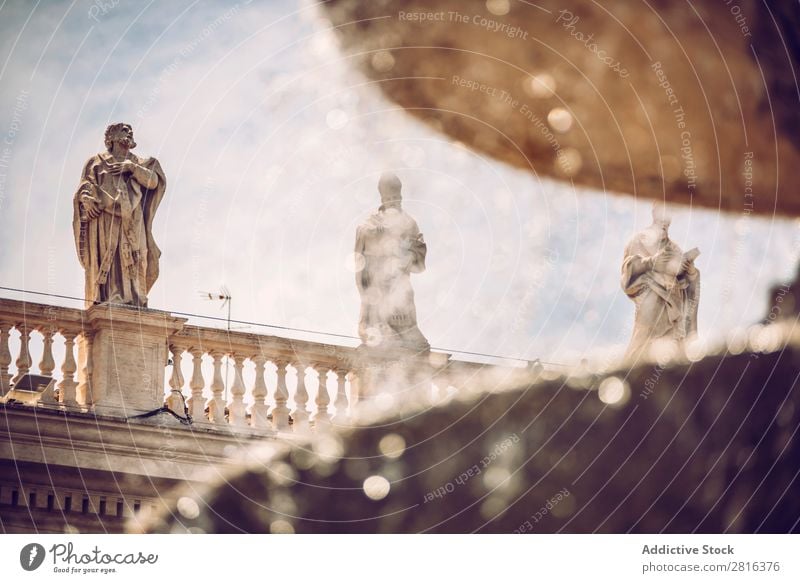 Detail des Brunnens auf dem Petersplatz (Piazza San Pietro), im Vatikan, Rom, Italien. Platz Italienisch Kathedrale Quadrat Gigant Schalen & Schüsseln