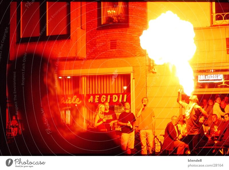 Tequila Feuerschlucker Sommer Biergarten Menschengruppe Münster Feuerspucken Gasolin.