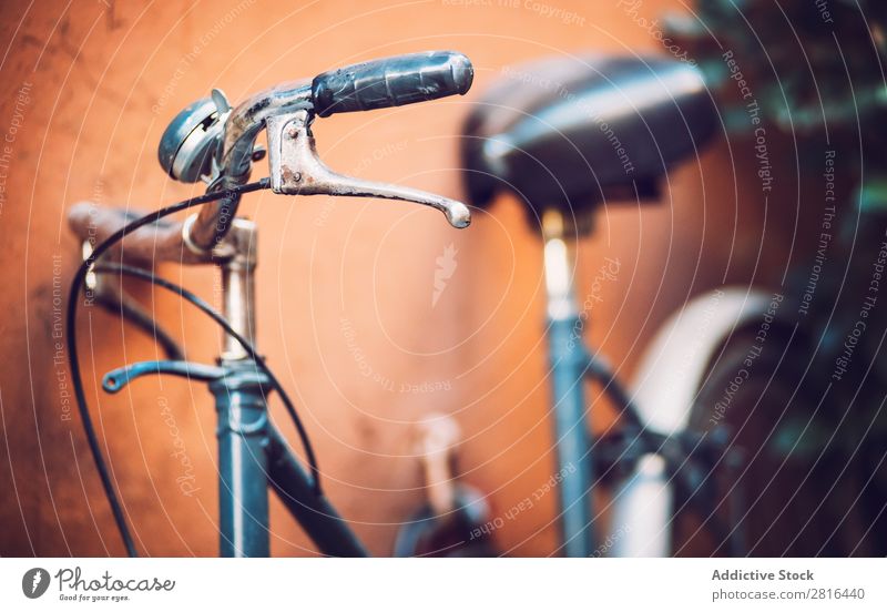 Das Fahrrad steht auf der Altstadtstraße. Italien. Rom. Aussehen Hintergrundbild Gebäude Großstadt Skyline klassisch Tag Design horizontal Haus Gehäuse