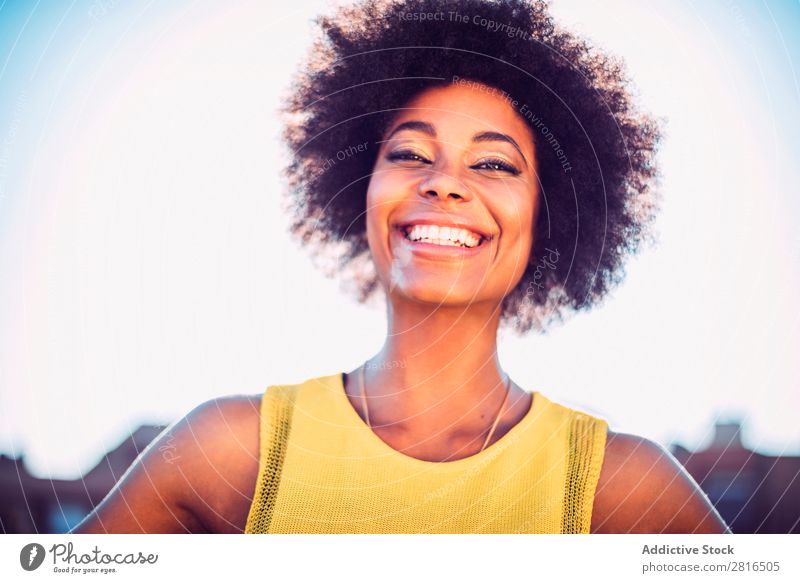 Schönes afrikanisches Mädchen mit lockigen Haaren auf dem Dach. Mode Haut modisch Bekleidung Straße Model attraktiv Rennsport Pose Glamour geschäftlich Skyline