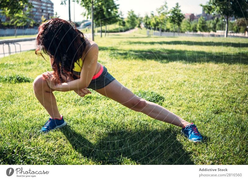 Aufwärmende Frau vor dem Outdoor-Training Dehnung Läufer Licht Sport Vorbereitung Kopie üben sitzen Tag hell Sonnenstrahlen Jogger Textfreiraum Sommer Morgen